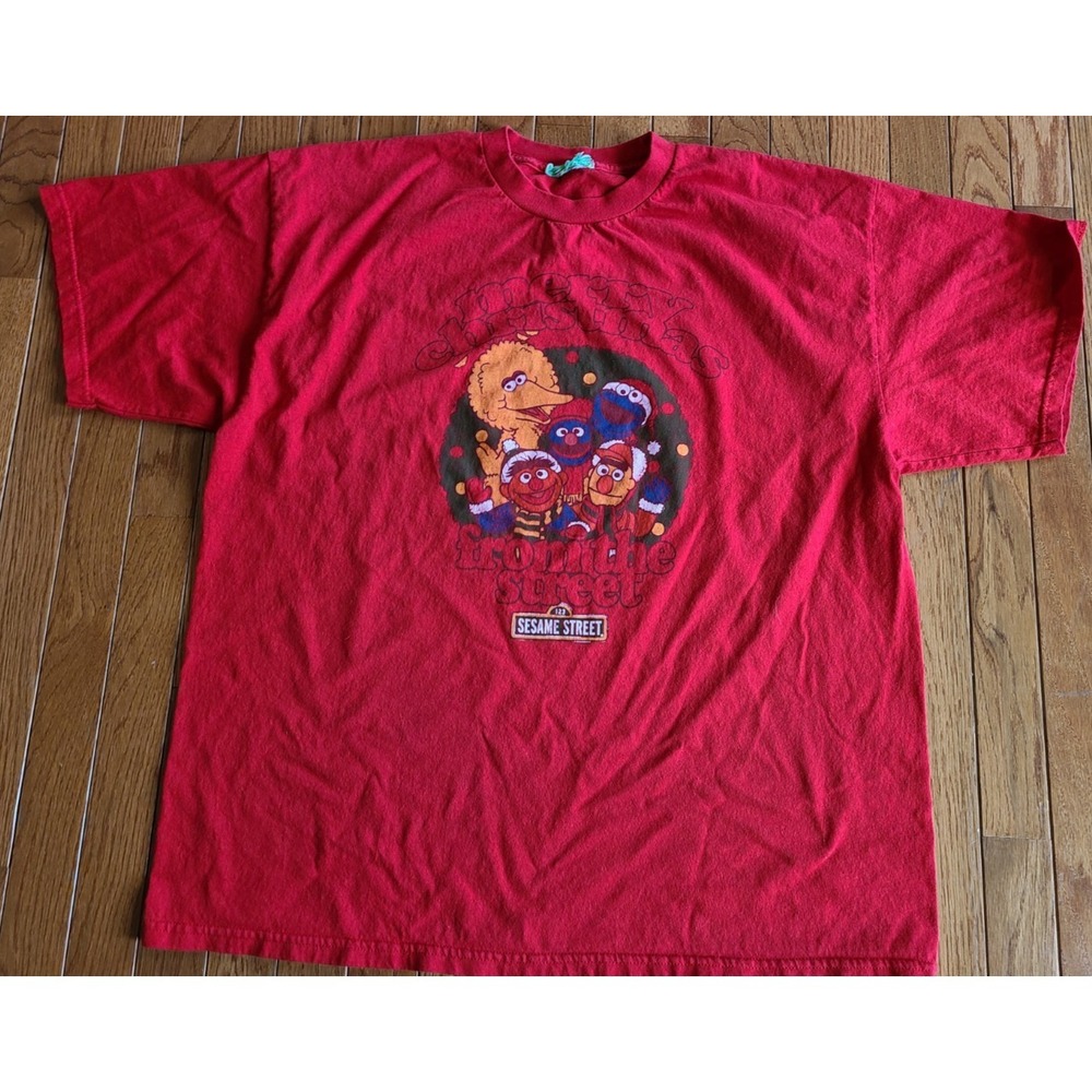 Sesame Street "Merry Christmas from the Street" Distressed Holiday T-shirt XL‎